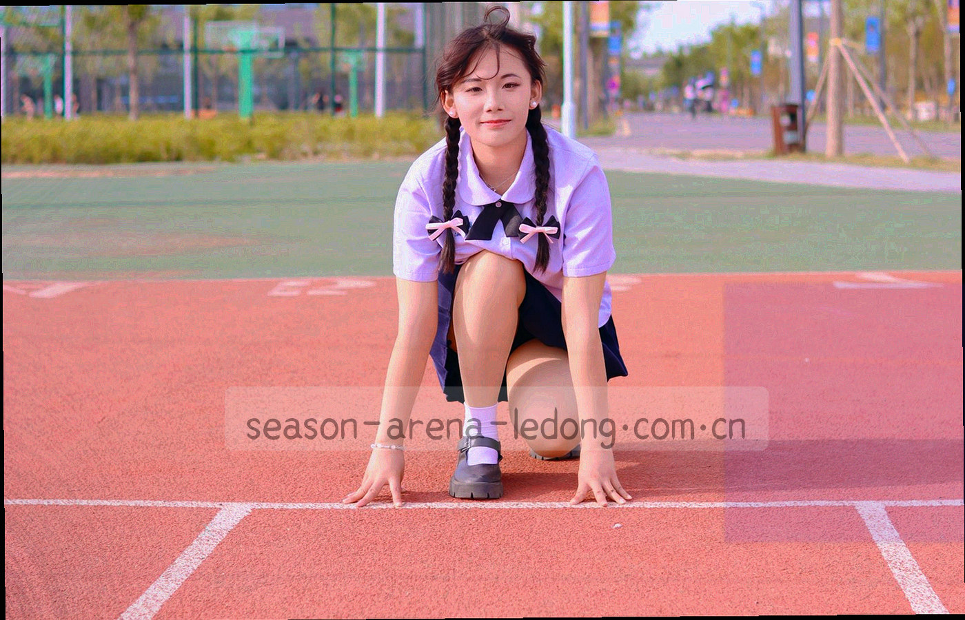 排列整齐的索引卡片与标签，冷色调，画面中不出现任何品牌标识